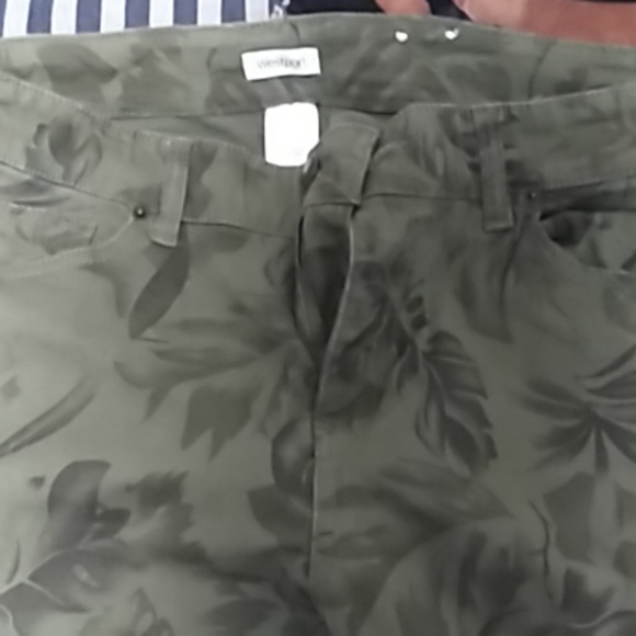 Capris - Picture 3 of 4